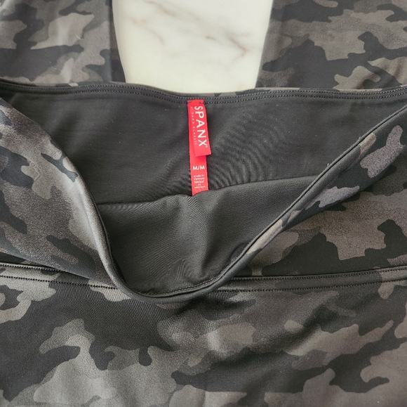 Like New SPANX Faux leather camo leggings size Medium - Picture 12 of 13
